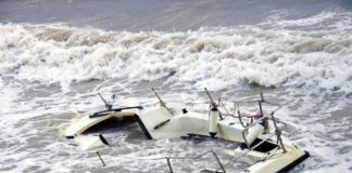 Colombia Navy rescues shipwrecked in Choco