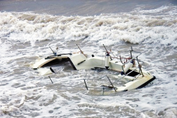 Colombia Navy rescues shipwrecked in Choco