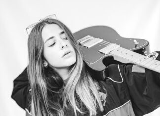 Ana Sanz with guitar