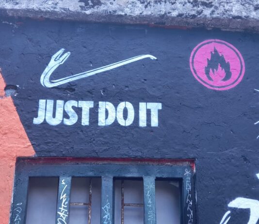 Graffiti by Erre in Bogotá, colombia