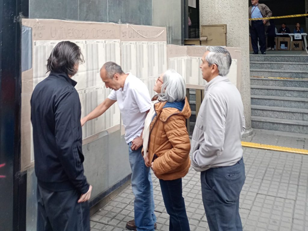 Voters in Bogotá checking their tables for the March 2026 elections